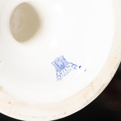 GIEN. Importante paire de vases en faïence...
