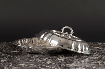 Légumier couvert ovale en argent à filets...