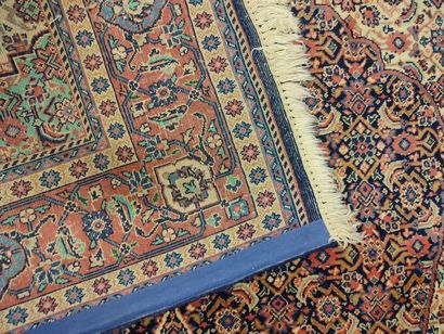 IRAN - SAROUK. Tapis en laine à fond beige,...