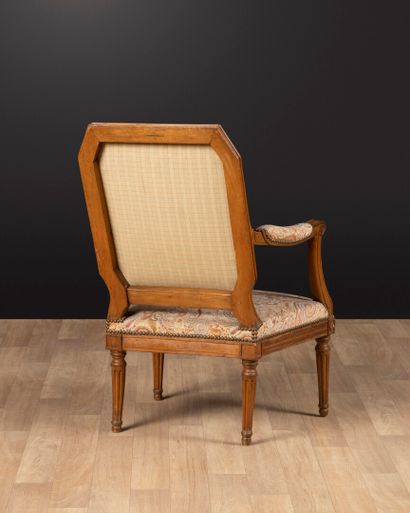 Fauteuil en bois à dossier plat, pieds fuselés...