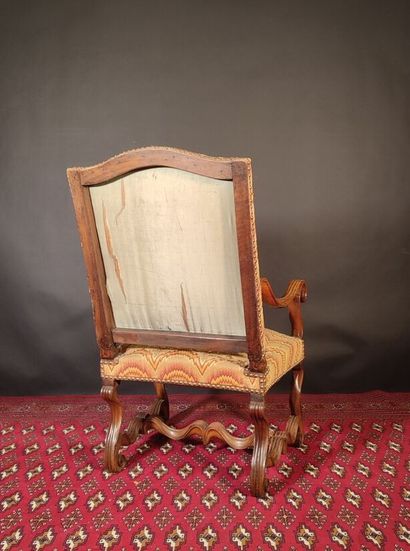Fauteuil en noyer, accotoirs et entretoises...