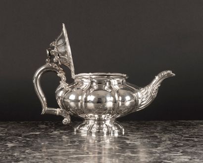 Grande théière en argent à côtes pincées....