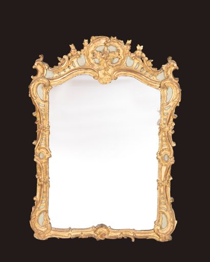 Miroir en bois peint et doré à décor ajouré...