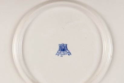 GIEN. Grand plat rond en faïence à décor...