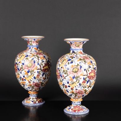 GIEN. Importante paire de vases en faïence...