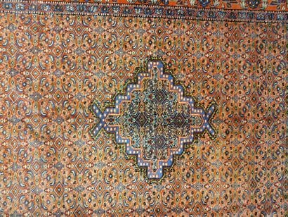 IRAN. Tapis à décor de fleurs et feuillages...
