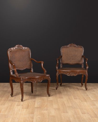 Paire de fauteuils en bois naturel mouluré...