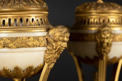Paire de cassolettes tripodes formant pot-pourris...