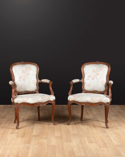 Paire de fauteuils cabriolets en bois sculpté...