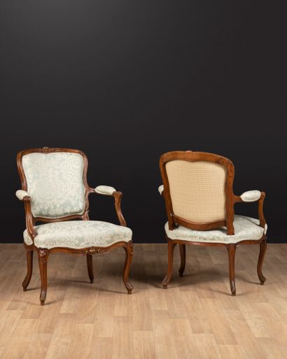 Paire de fauteuils cabriolet en bois naturel...