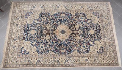 IRAN - NAIN. Tapis en laine à fond beige...