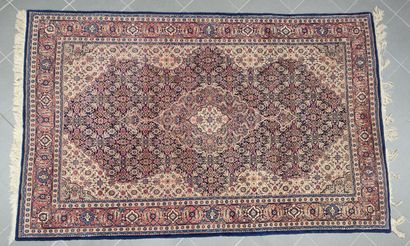 IRAN - SAROUK. Tapis en laine à fond beige,...
