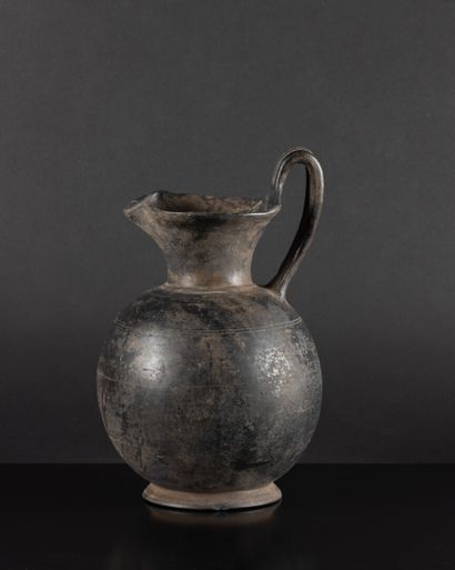 Enochoe with large pinched beak, trifid handle...