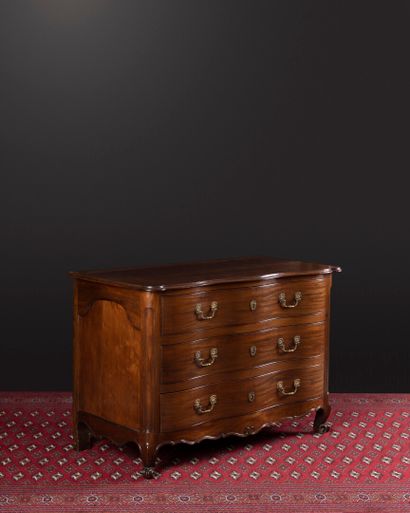 Commode à façade cintrée en acajou massif...