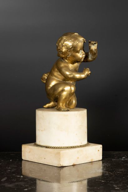Putto agenouillé en bronze doré
Socle en...
