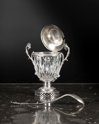 Moutardier en argent à décor de deux têtes...