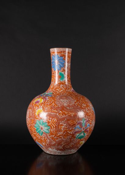 CHINE - XXe siècle
Vase de forme 'tianqiuping'...