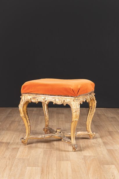 Grand tabouret en hêtre sculpté et doré de...