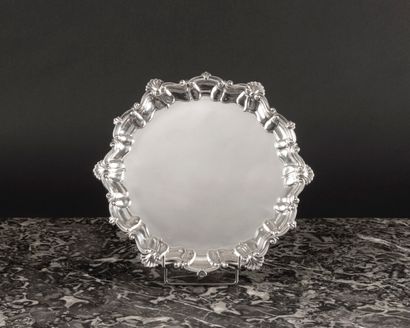 Plateau rond en argent à contours, coquilles...
