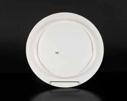 GIEN. Grand plat rond en faïence, décor style...