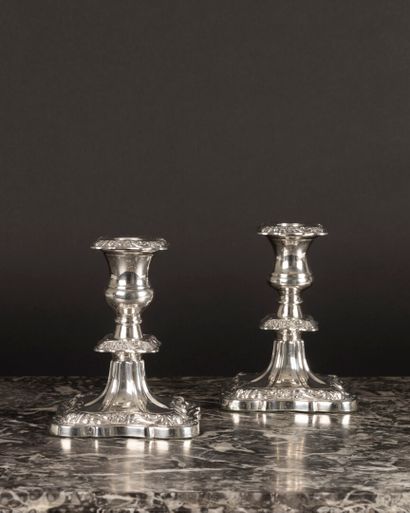 Paire de flambeaux en argent à côtes et décor...
