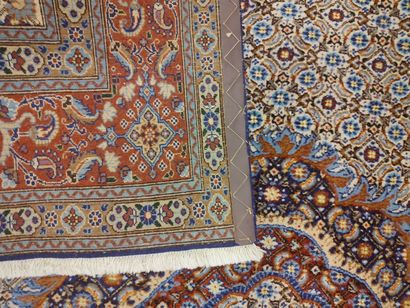 IRAN. Tapis à dominante bleue et rouge, médaillon...