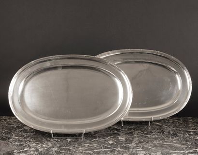 Deux grands plats ovales en argent, décor...