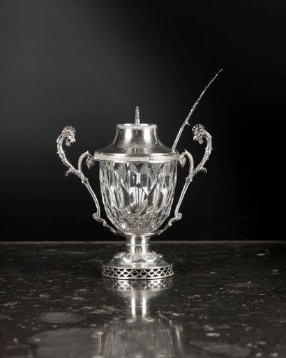 Moutardier en argent à décor de deux têtes...