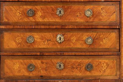 Petite commode marquetée ouvrant à 3 tiroirs...