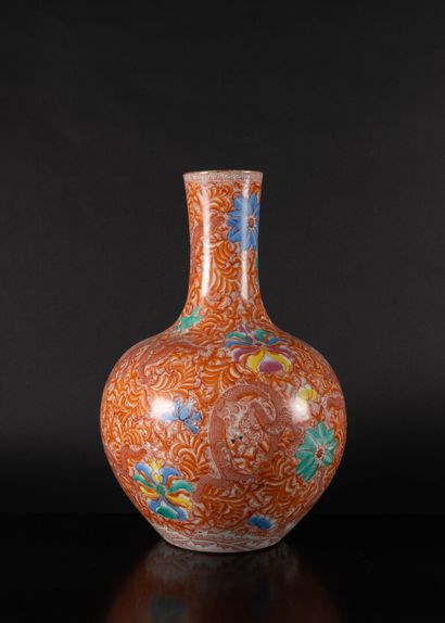 CHINE - XXe siècle
Vase de forme 'tianqiuping'...