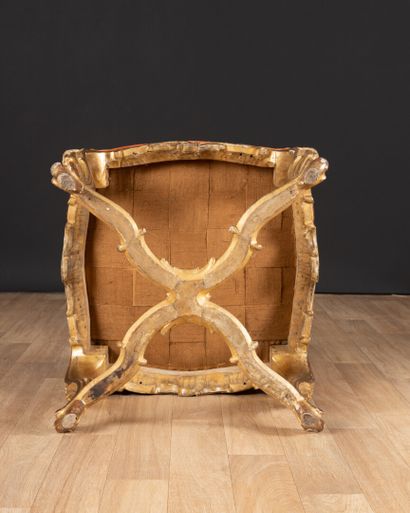 Grand tabouret en hêtre sculpté et doré de...