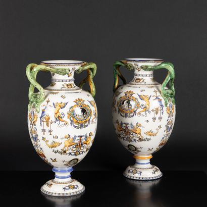 GIEN. Importante paire de grands vases en...