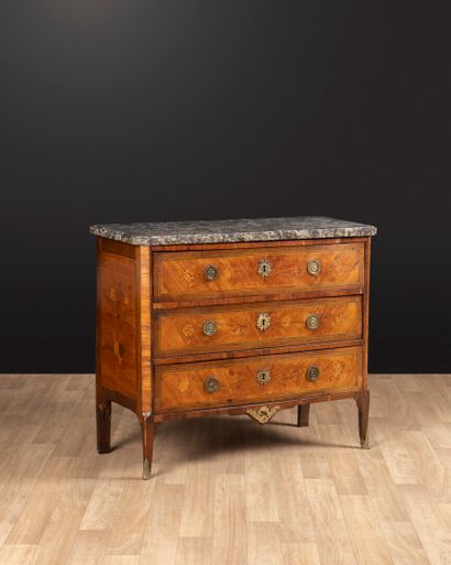Petite commode marquetée ouvrant à 3 tiroirs...