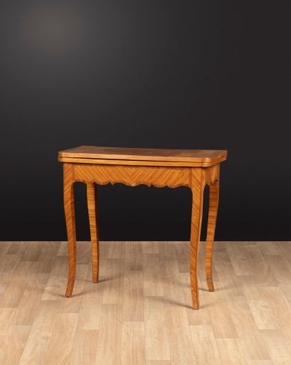 Petite table à jeux en marqueterie de bois...