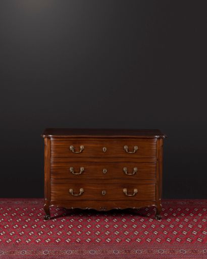 Commode à façade cintrée en acajou massif...