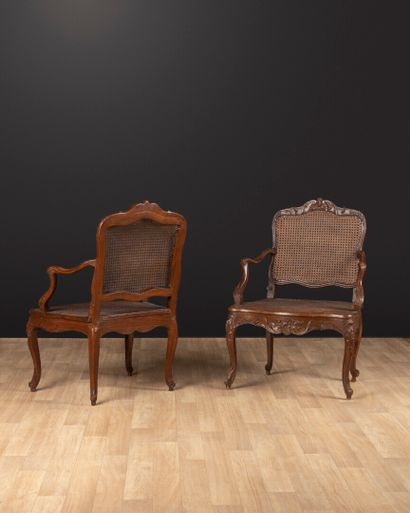 Paire de fauteuils en bois naturel mouluré...