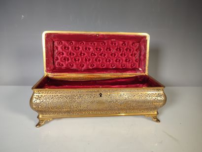 Coffret rectangulaire en bronze doré à décor...