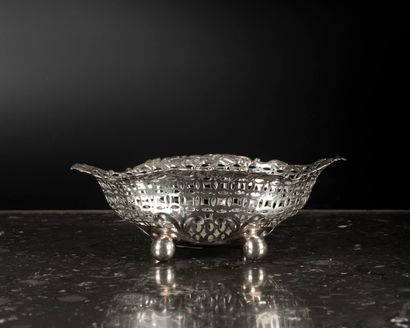 Petite coupe ajourée en argent à décor de...