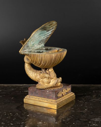 Encrier en bronze doré à décor d'un dauphin...