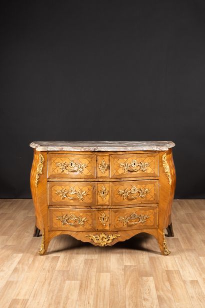 Commode en bois de placage ouvrant à trois...