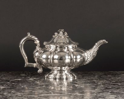 Grande théière en argent à côtes pincées....