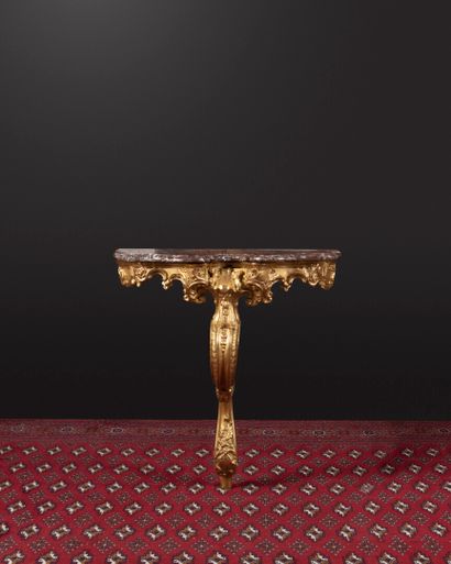 Petite console d'applique en bois redoré...