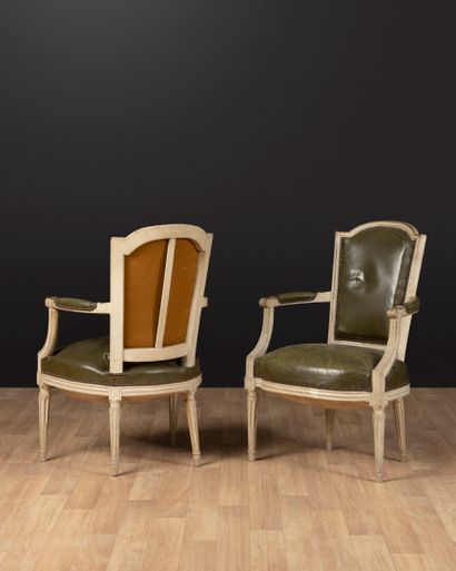 Suite de quatre fauteuils cabriolets à dossier...