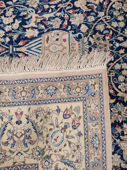 IRAN - NAIN. Tapis en laine à fond beige...