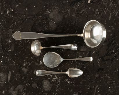 Lot : 
- une louche à crème en argent. Pays-Bas,...