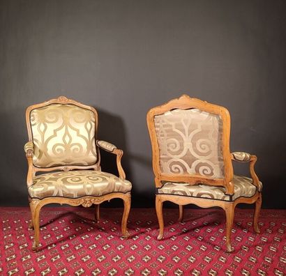 Paire de fauteuils en bois mouluré et sculpté...