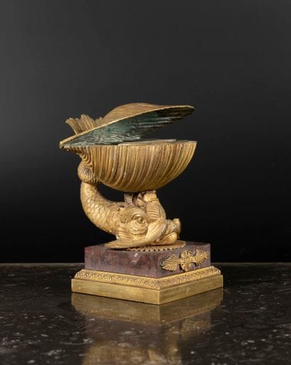 Encrier en bronze doré à décor d'un dauphin...