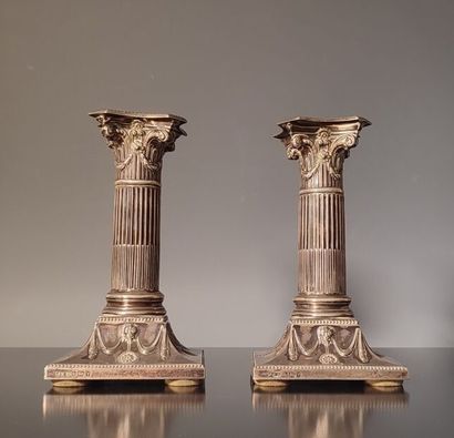 Paire de bougeoirs en argent, formant des...