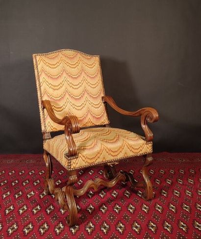 Fauteuil en noyer, accotoirs et entretoises...
