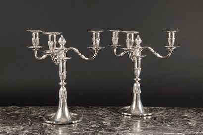Paire de candélabres en argent, le flambeau...